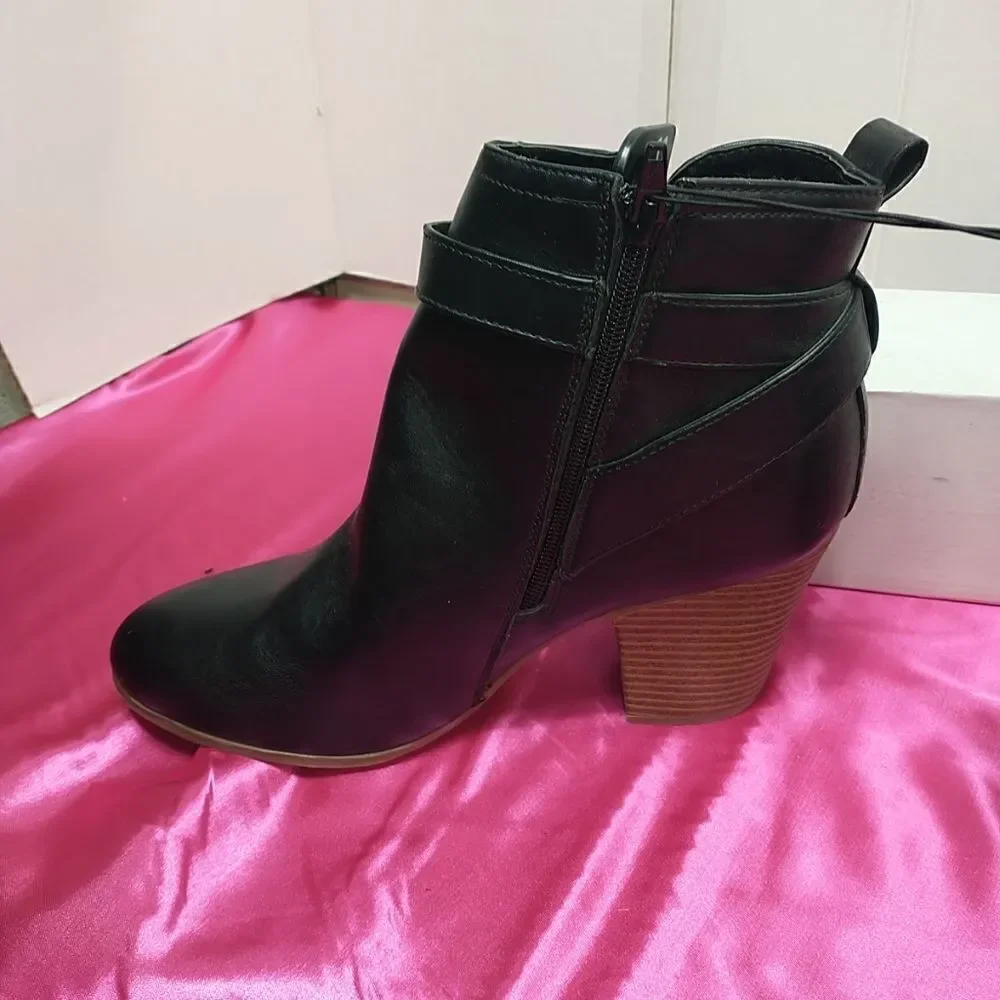 Time and True Womans SZ 11 W Ankle Boots Memory Foam Black Side Zip .